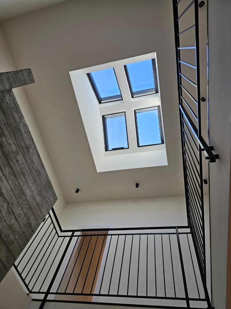 חלון גג VELUX — מבט מהחוץ