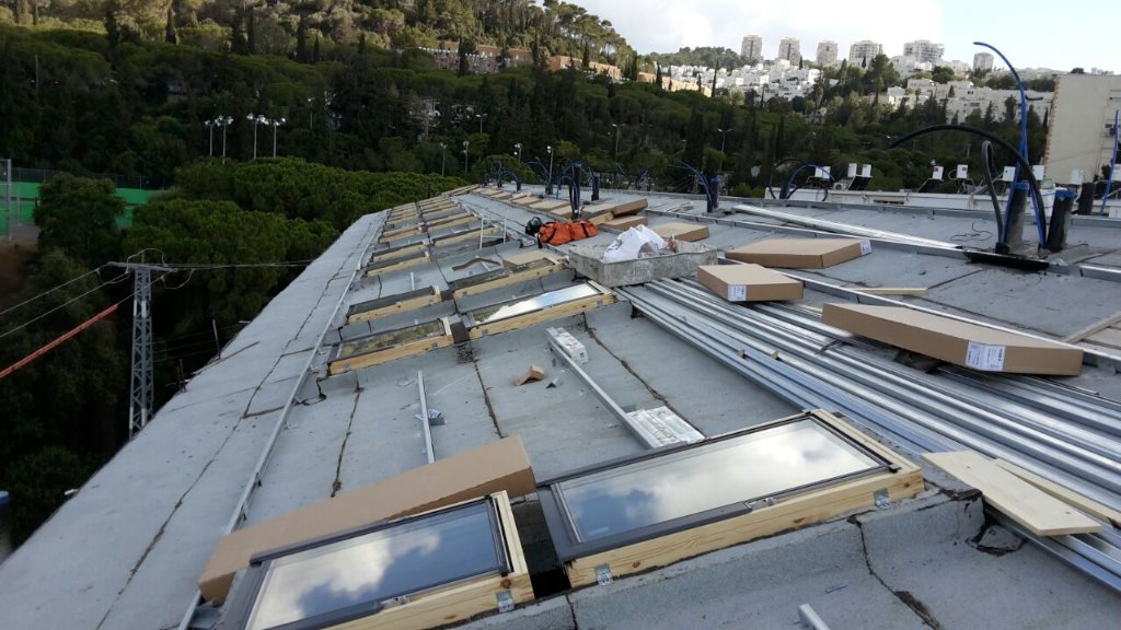 חלונות גג משופעים — התקנה על גג מתכת