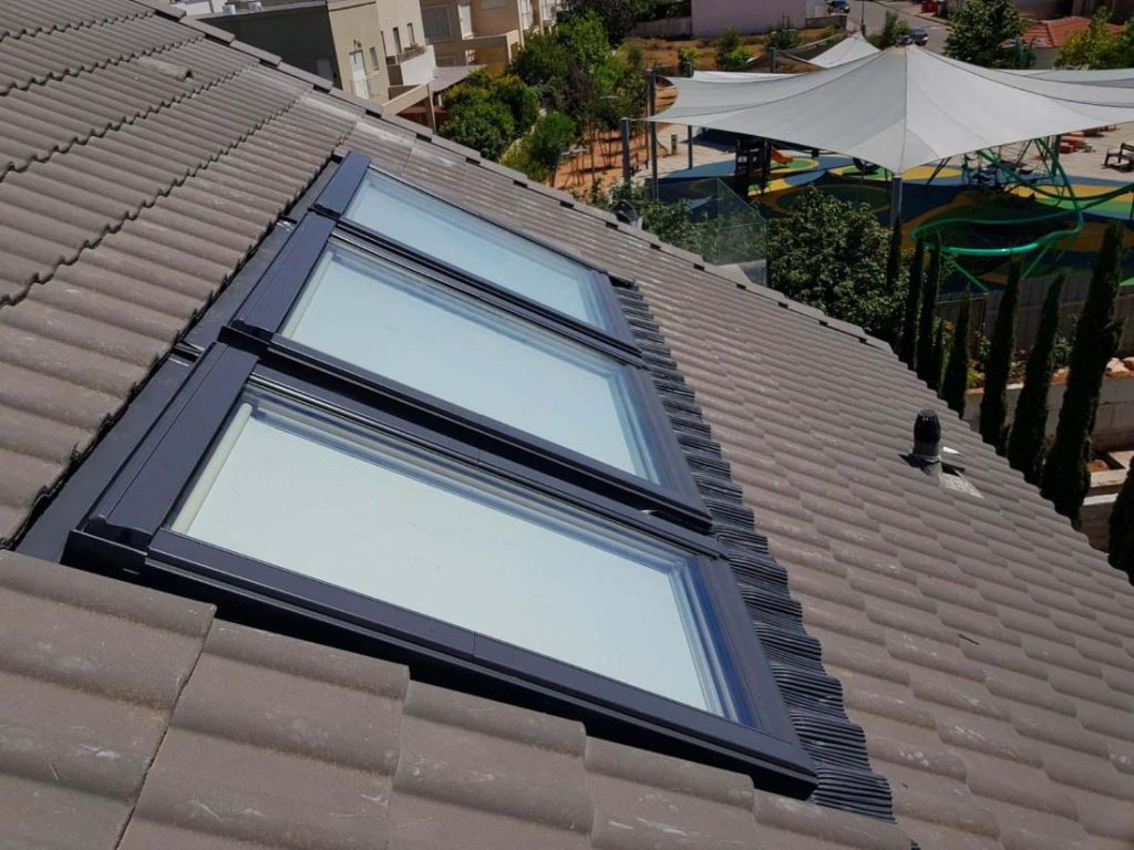 3 חלונות VELUX עם נוף לים