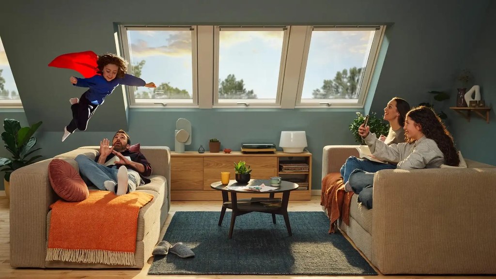 סלון משפחתי בעליית גג עם חלונות גג VELUX